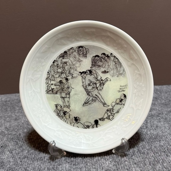 Elegant White Ceramic Plate with Artistic Design - Picture 2 of 6